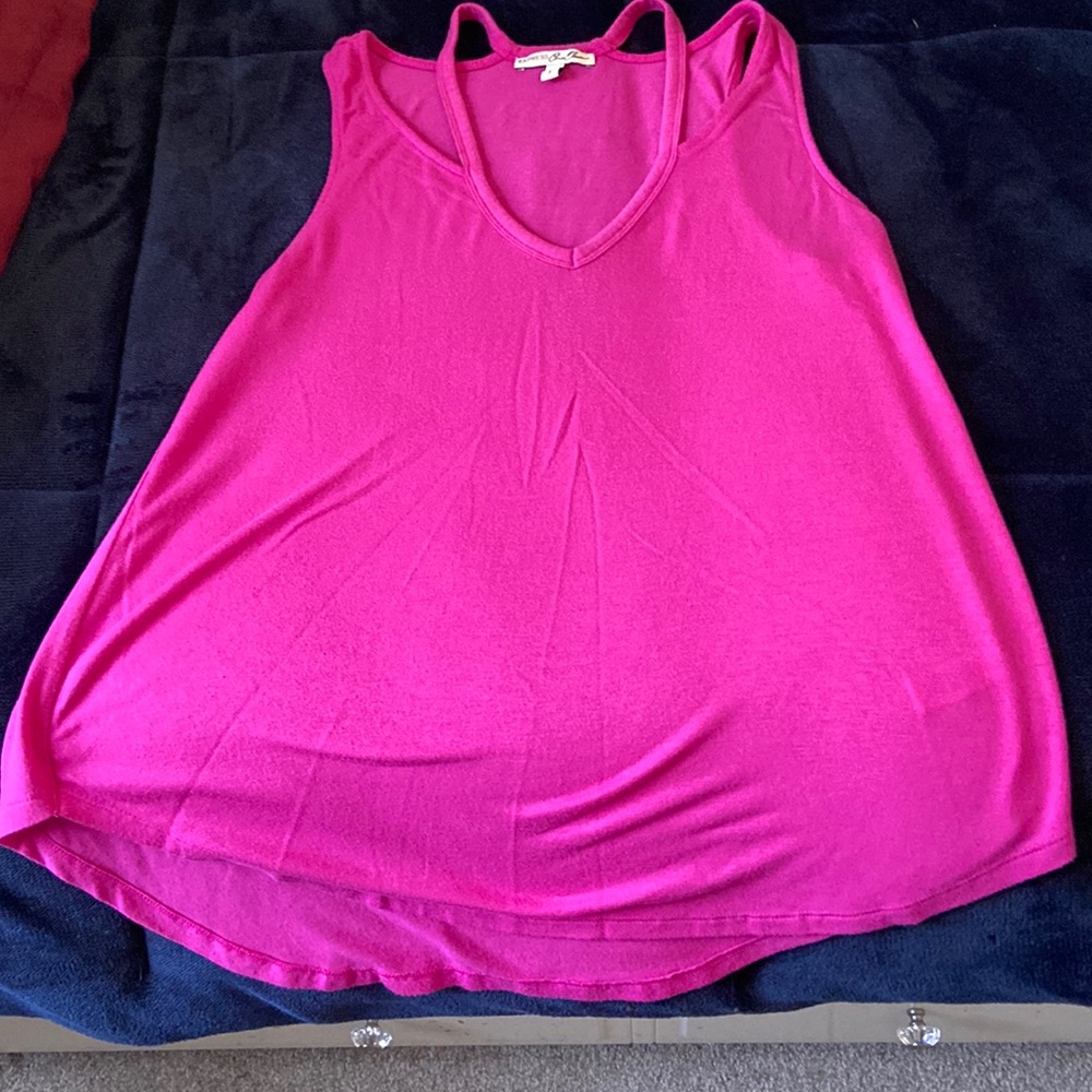 Express Women's Cold Shoulder cut out top. Lg